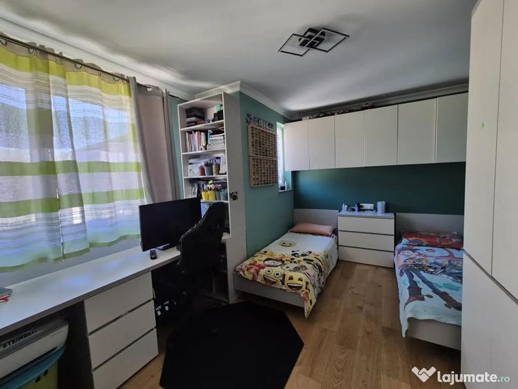 Apartament cu 3 camere decomandat în Chinteni