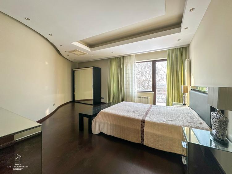 Duplex cu 11 camere cu Garaj în Central