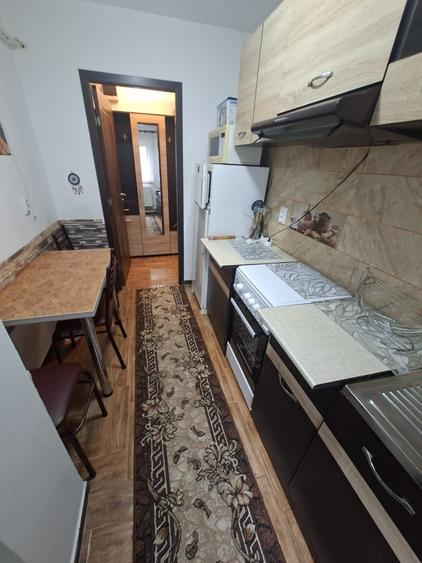Apartament cu 3 camere semidecomandat în Alexandru cel Bun