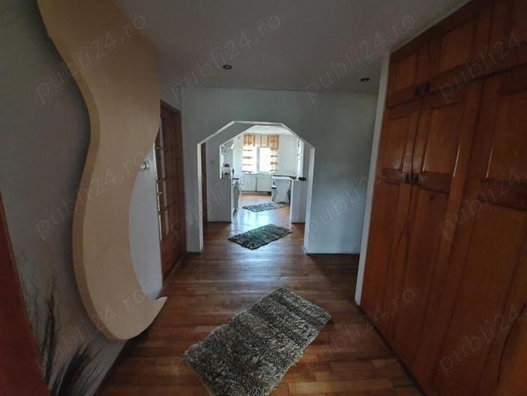 Apartament cu 3 camere decomandat în Oravița