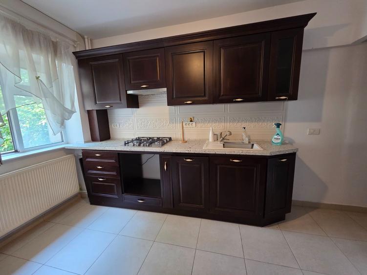 Apartament cu 4 camere decomandat în Doamna Ghica