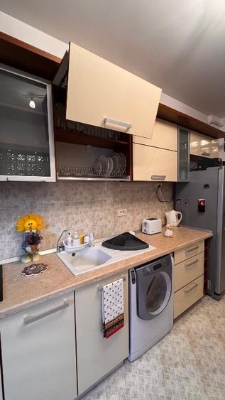 Apartament cu 3 camere decomandat, mobilat în Roșu