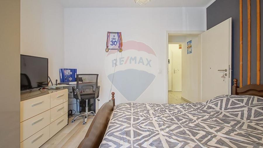 Apartament cu 3 camere decomandat, mobilat în Tractorul