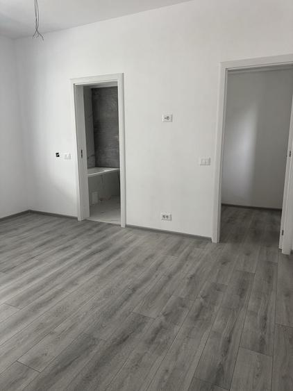 Apartament cu 3 camere semidecomandat în Ostroveni