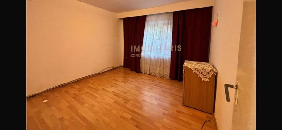 Apartament cu 3 camere decomandat în Exterior Vest