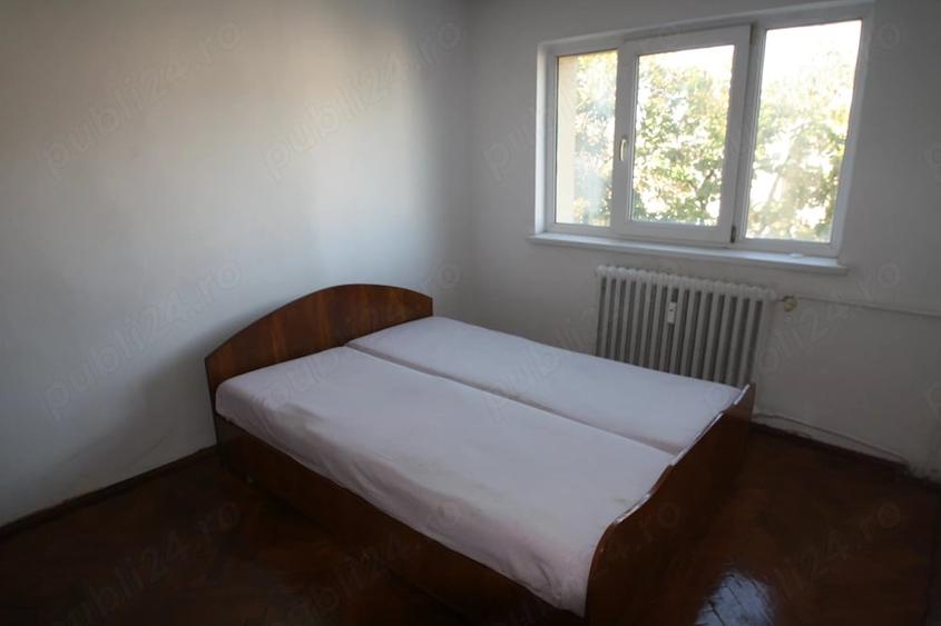 Apartament cu 3 camere decomandat în Girocului