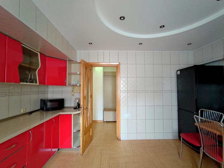 Apartament cu 4 camere decomandat, mobilat în Trocadero