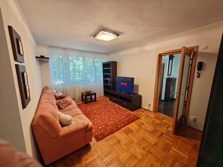 Apartament cu 3 camere semidecomandat, mobilat în Titan