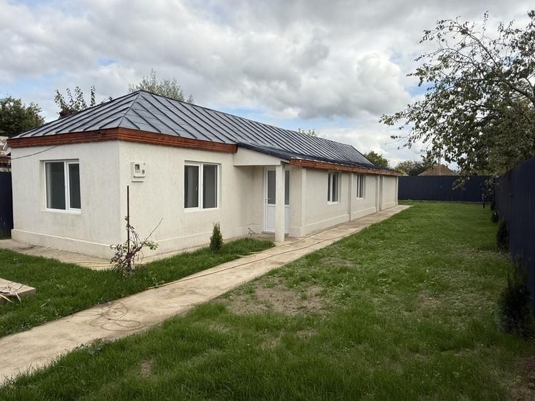 Casă cu 4 camere în Tichilești