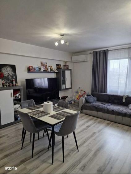 Apartament cu 3 camere semidecomandat în Fundeni