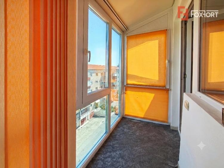 Apartament cu 3 camere semidecomandat în Girocului