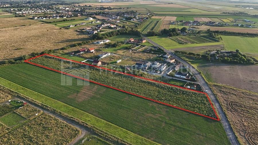 Teren de 17400 mp, în Stupini