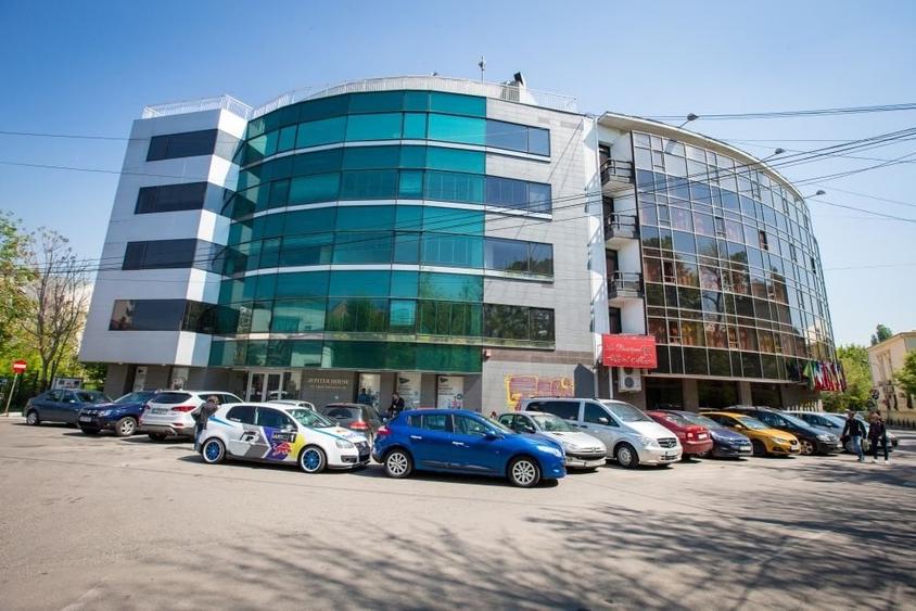 Birou, de 2,800 mp, în Romană