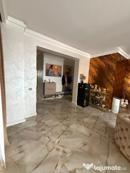 Apartament cu 4 camere decomandat, mobilat în Central
