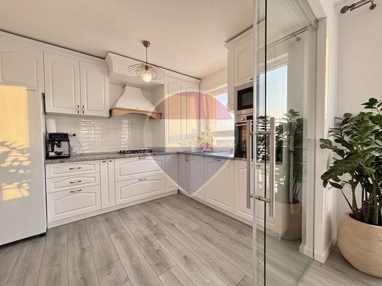 Penthouse cu 3 camere decomandat, mobilat în Tomis Plus