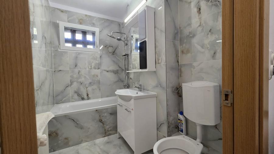 Apartament cu 3 camere semidecomandat, mobilat în Circumvalațiunii