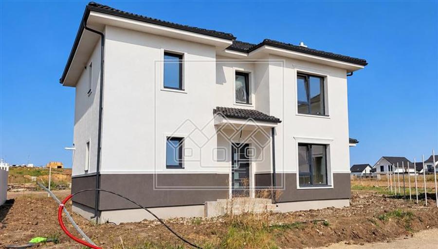 Casă individuală cu 5 camere cu Canalizare în Șura Mică
