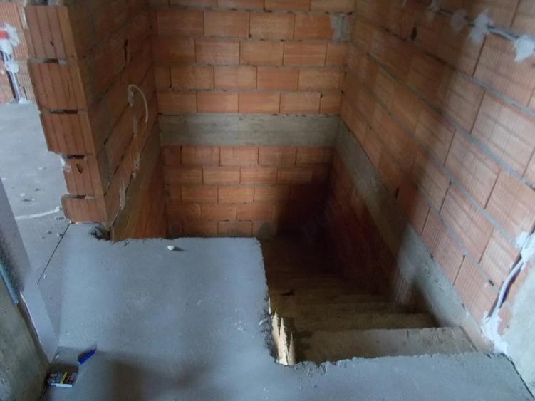 Casă cu 4 camere cu Teren 300 Mp în Dumbrăvița