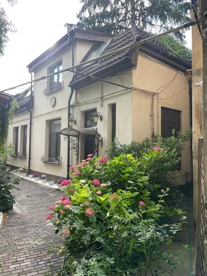 Casă cu 4 camere cu Teren 130 Mp în Grădina Icoanei