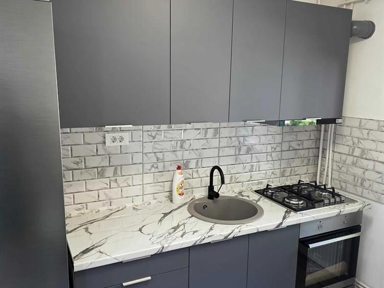 Apartament cu 2 camere semidecomandat în Craiovița Nouă