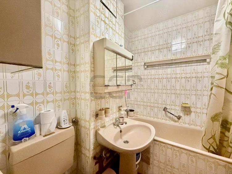Apartament cu 3 camere semidecomandat în Tineretului
