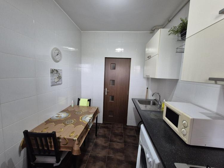 Apartament cu 3 camere decomandat, mobilat în Metalurgiei