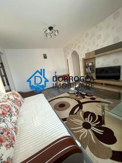 Apartament cu 2 camere decomandat, mobilat în Piața Veche