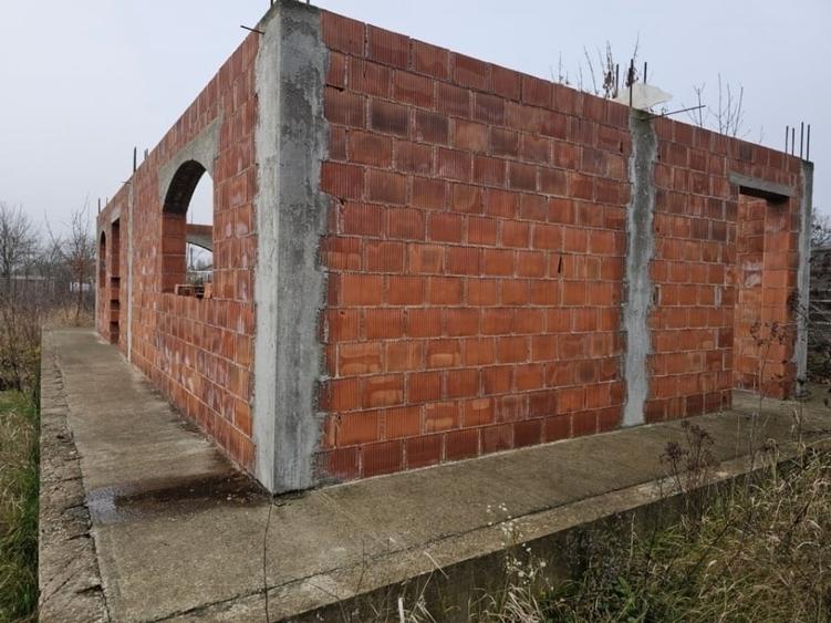 Casă individuală cu 3 camere cu Teren 6200 Mp în Central