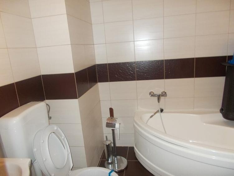 Garsonieră decomandată în Roșu