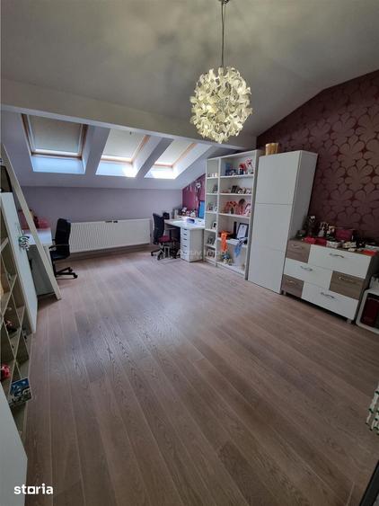 Casă cu 6 camere cu Teren 1659 Mp în Central