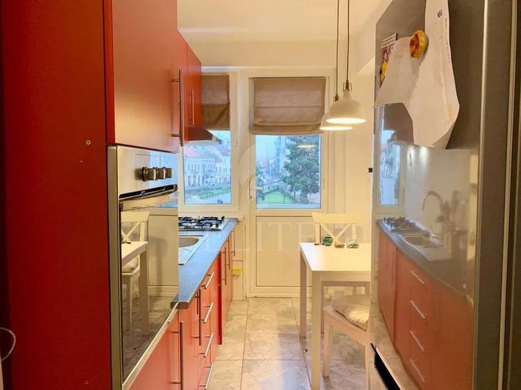 Apartament cu 2 camere semidecomandat, mobilat în Central