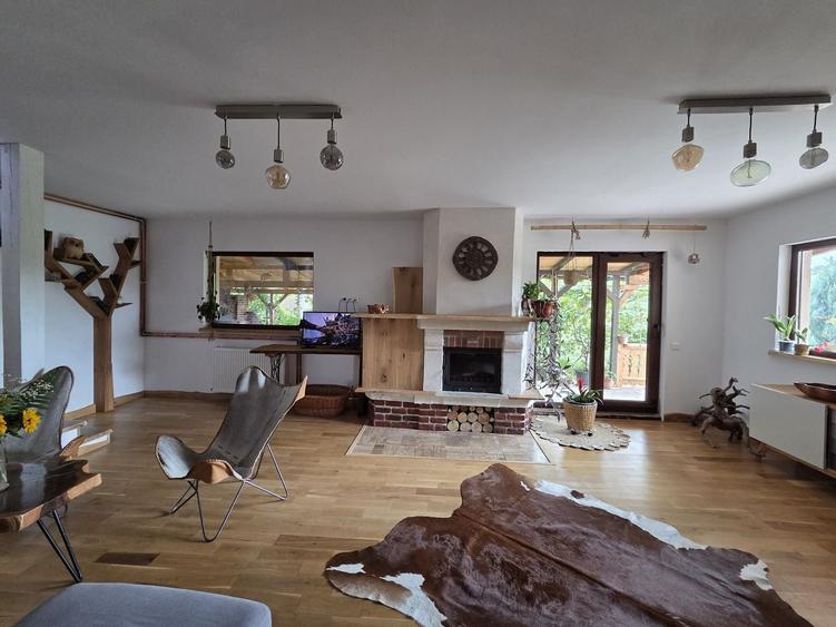 Casă individuală cu 4 camere cu Canalizare în Podu Oltului