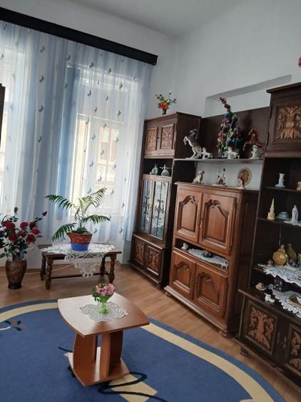 Apartament cu 5 camere semidecomandat, mobilat în Armeneasca