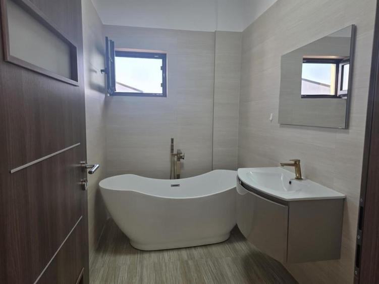 Casă individuală cu 5 camere cu Teren 220 Mp în Tunari