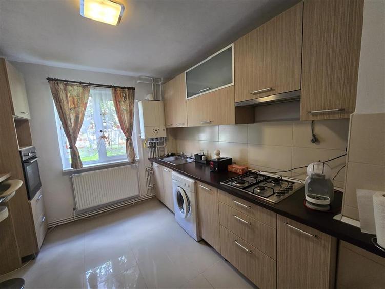 Apartament cu 3 camere semidecomandat, mobilat în Est