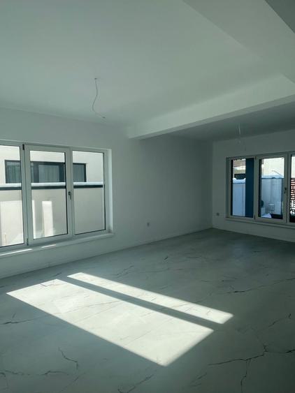 Duplex cu 4 camere cu Canalizare în Central