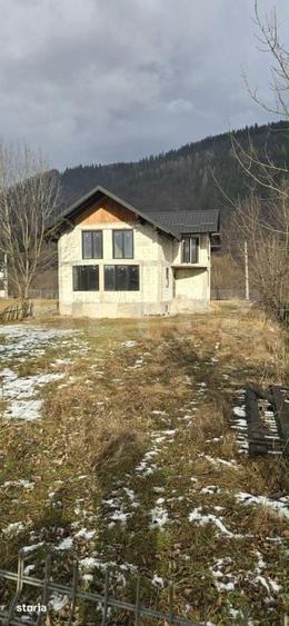Casă cu 4 camere cu Teren 2460 Mp în Central