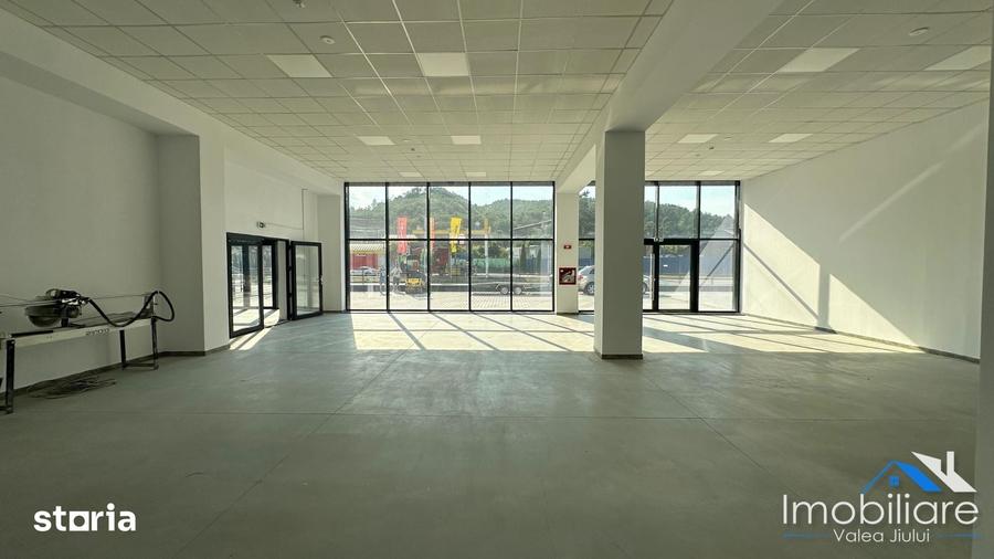 Spațiu comercial, de 550 mp, în Petros