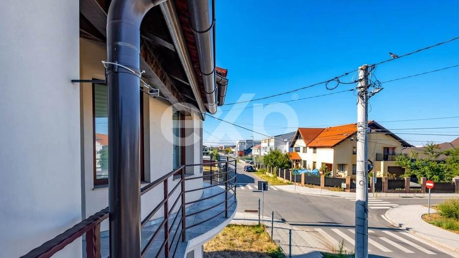 Casă individuală cu 8 camere cu Teren 930 Mp în Dumbrăvița
