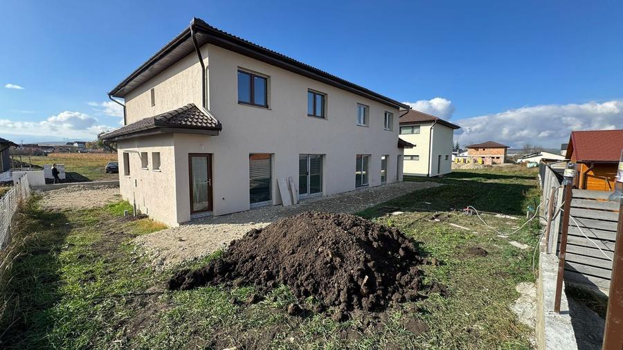 Duplex cu 5 camere cu Canalizare în Șura Mică