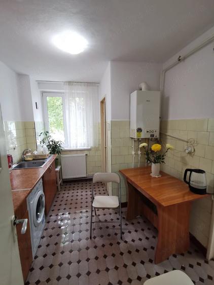 Apartament cu 3 camere semidecomandat în Central