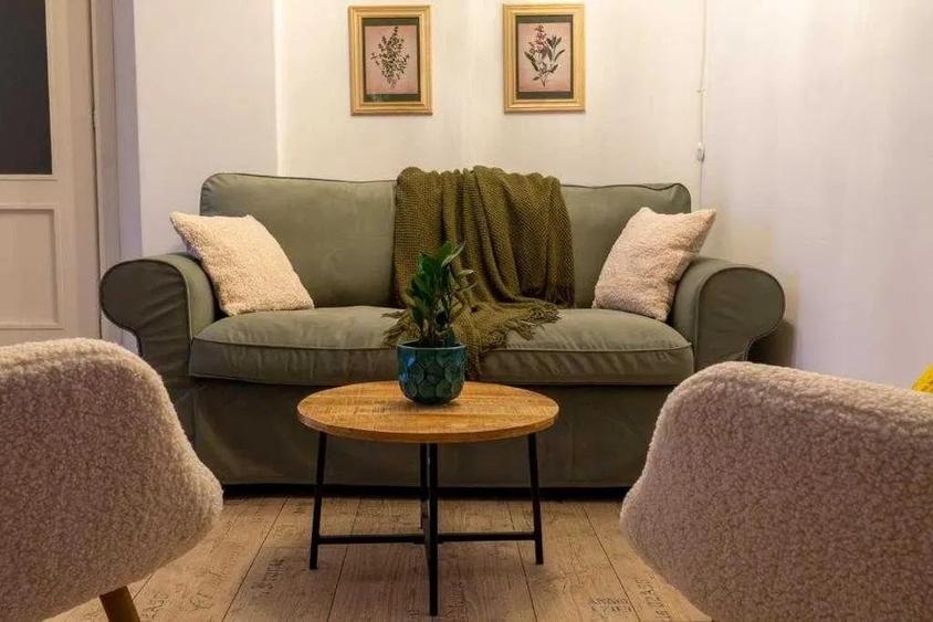 Apartament cu 3 camere semidecomandat, mobilat în Calea Călărașilor