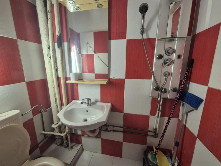 Apartament cu 3 camere semidecomandat în Trivale