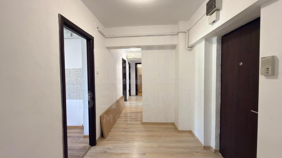 Birou, de 74 mp, în Central