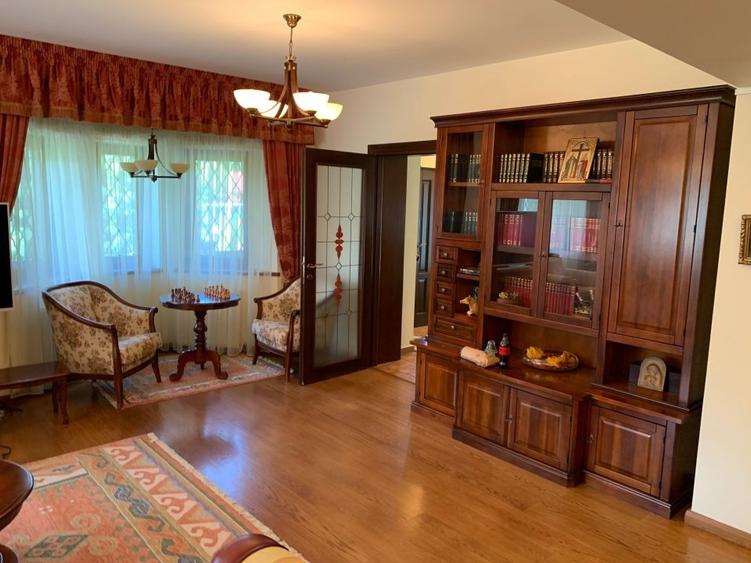 Casă individuală cu 6 camere cu Teren 900 Mp în Sud