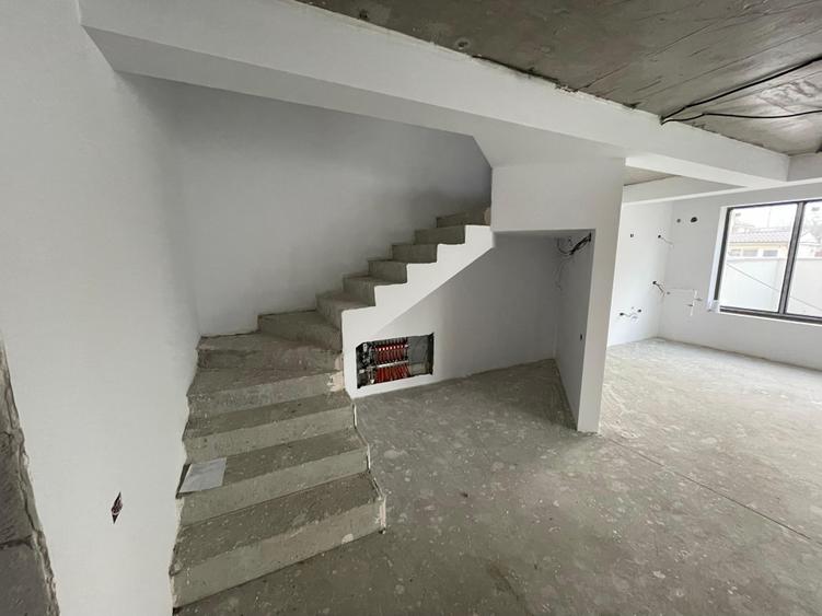 Duplex cu 4 camere cu Canalizare în Palazu Mare
