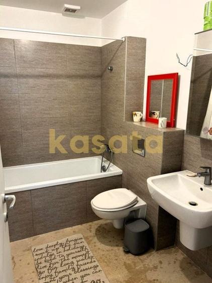 Apartament cu 3 camere semidecomandat, mobilat în Central