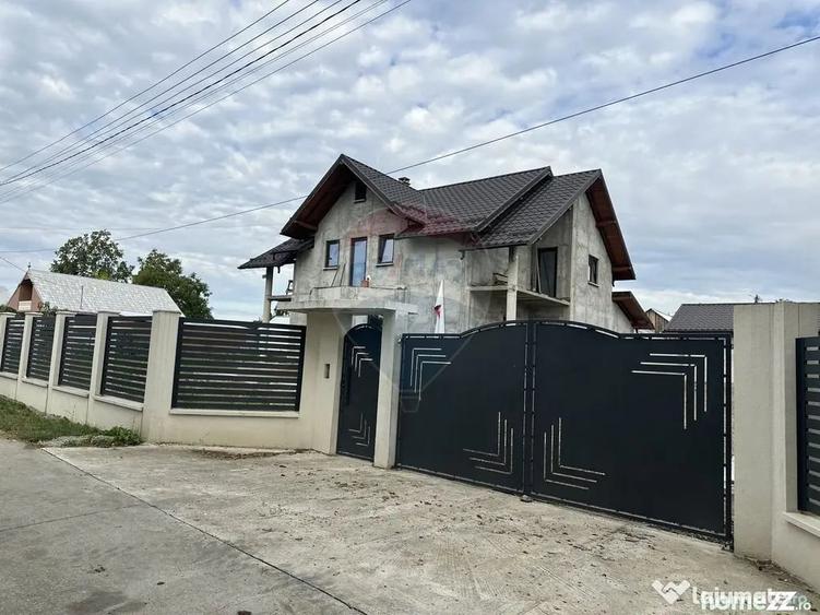 Casă cu 5 camere cu Teren 1200 Mp în Rediu