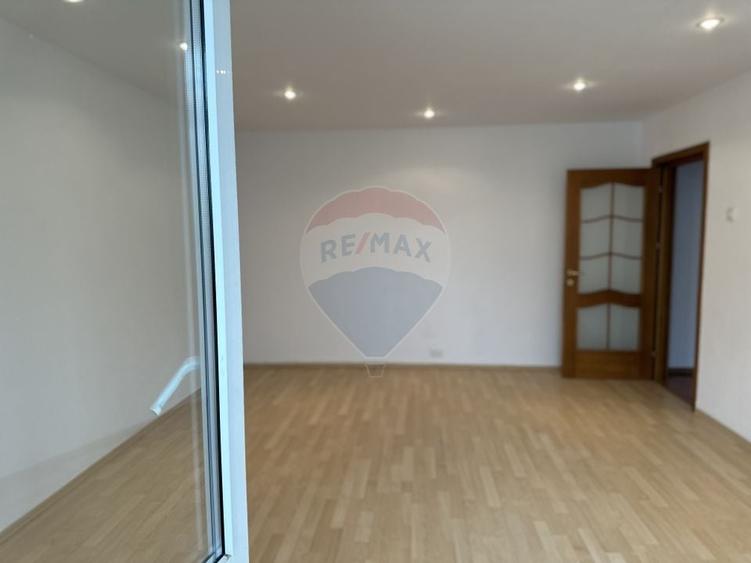 Apartament cu 4 camere decomandat în Calea Romanului