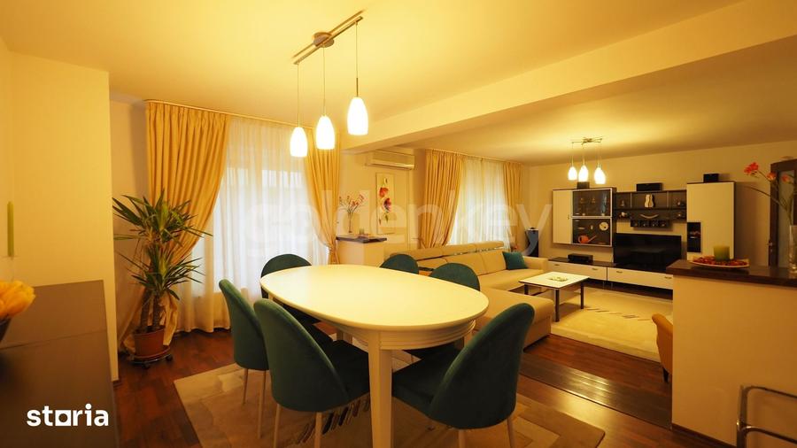 Casă cu 10 camere cu Teren 633 Mp în Central